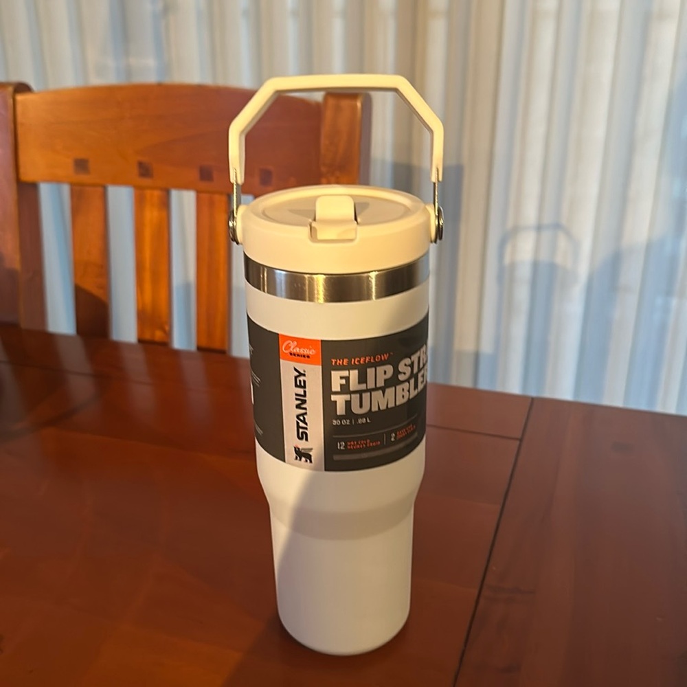Stanley Classic Series The Iceflow Flip Straw Tumbler 30oz. Light Blue and Cream